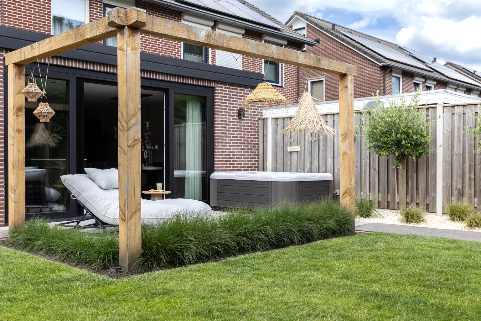 Pergola siergrassen jacuzzi en keramische tegels