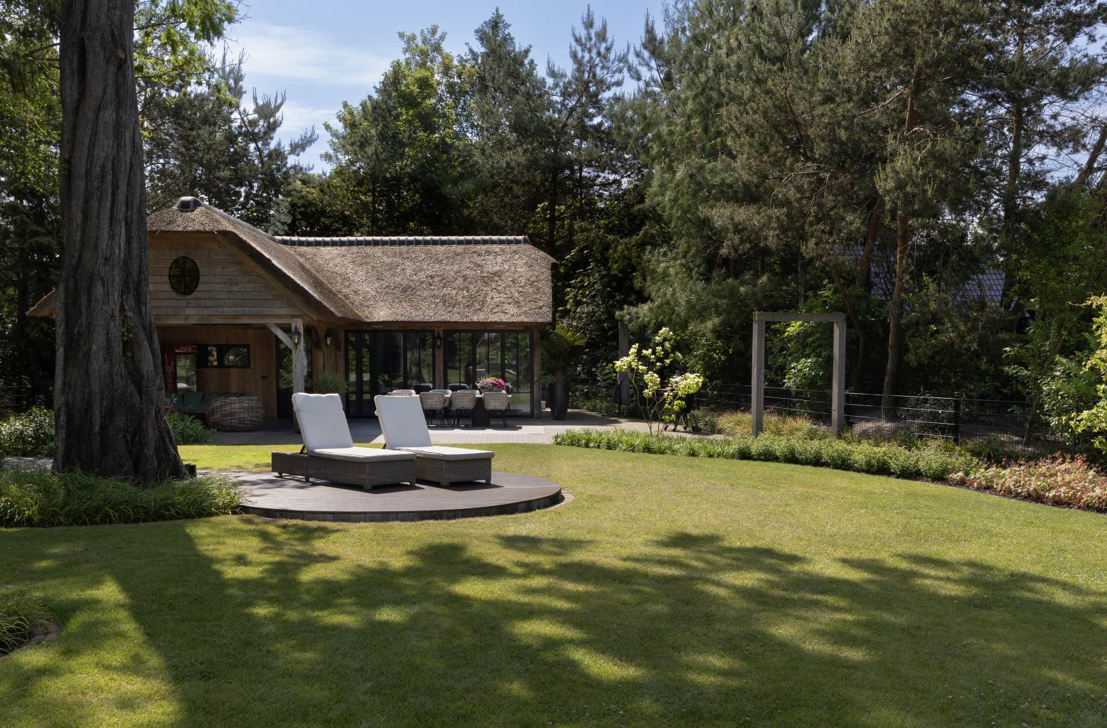 Ruime tuin met veel groen