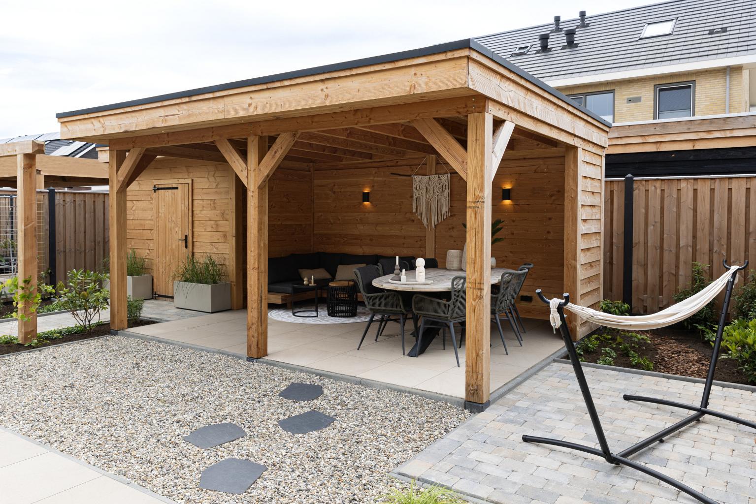 Moraine grind met staptegels en beton terrastegels
