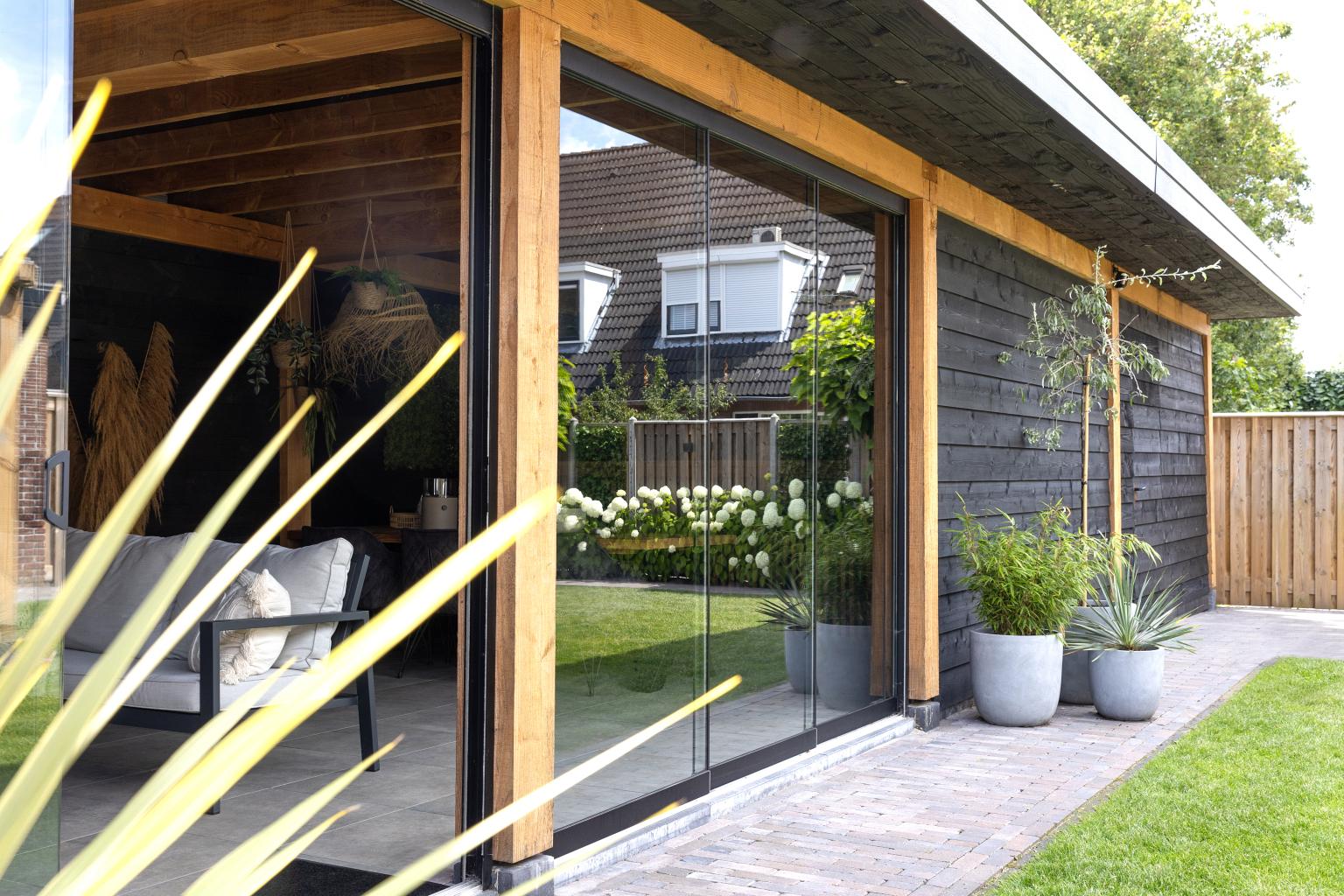 Dichte overkapping met glazen schuifwand