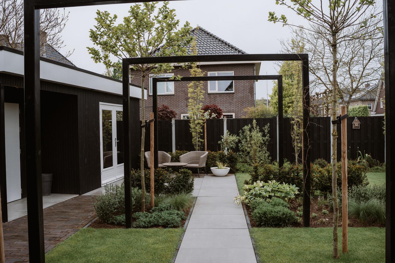 Mooie nieuwbouwtuin met veel groen en pergola's