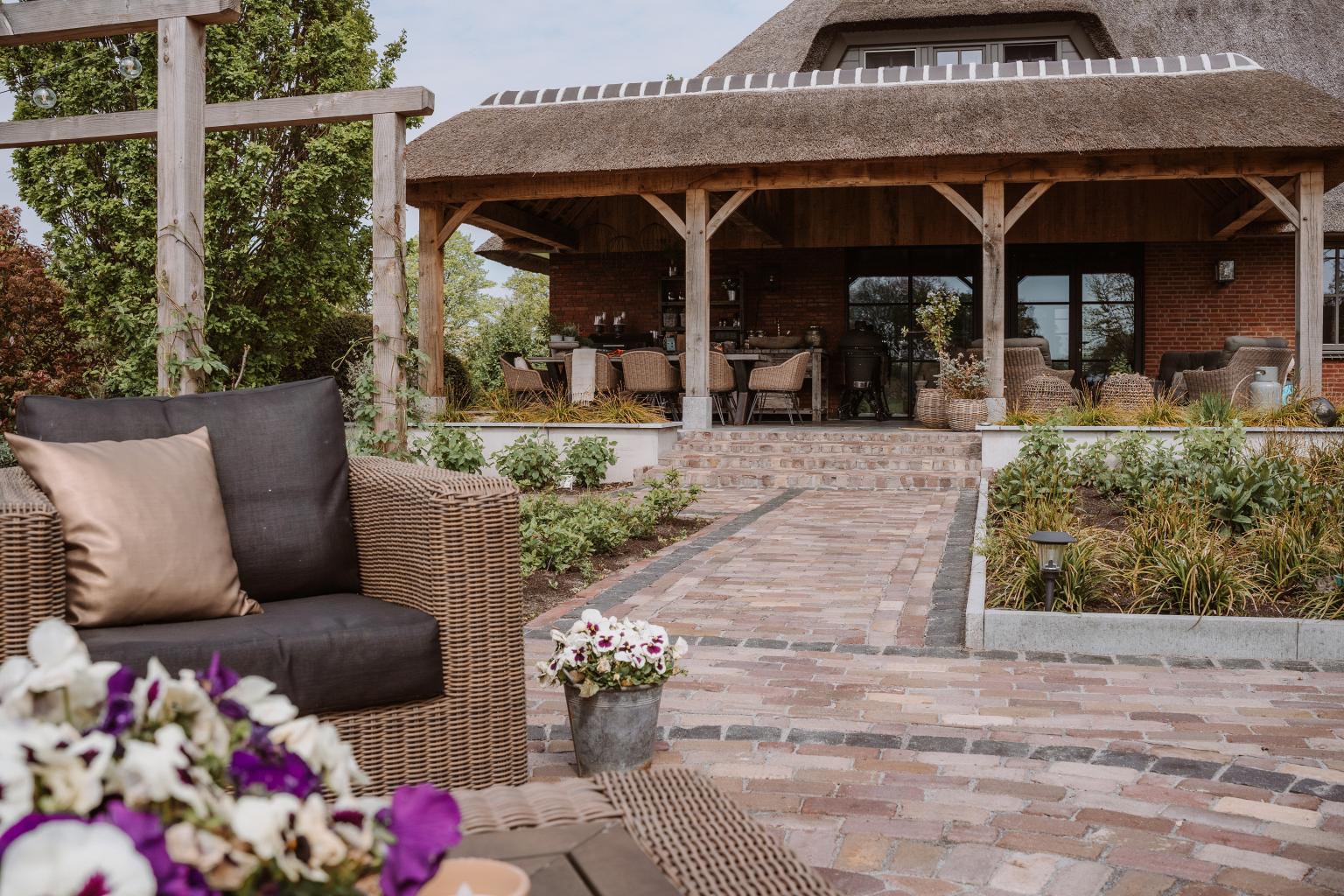 Landelijke tuin gebakken klinkers