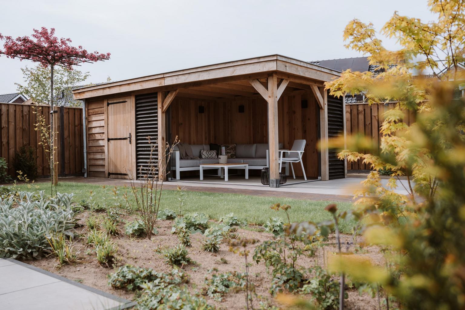 Eikenhouten overkapping met shutters.jpg