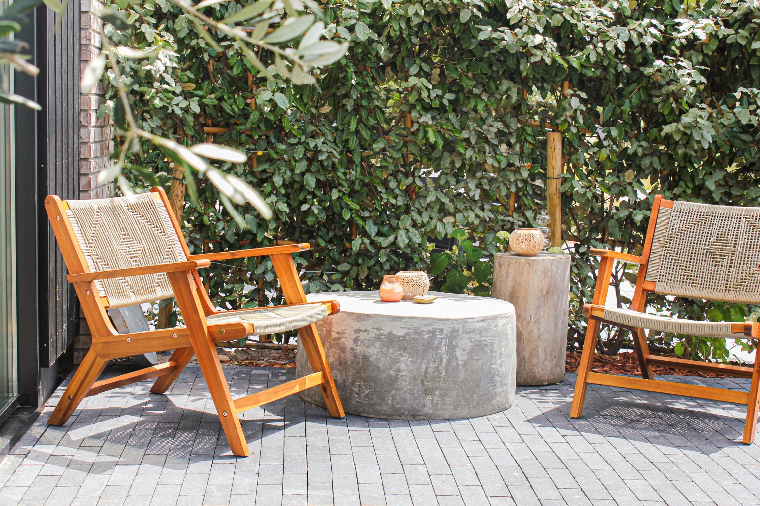 Sfeervolle stadstuin met oranje accenten