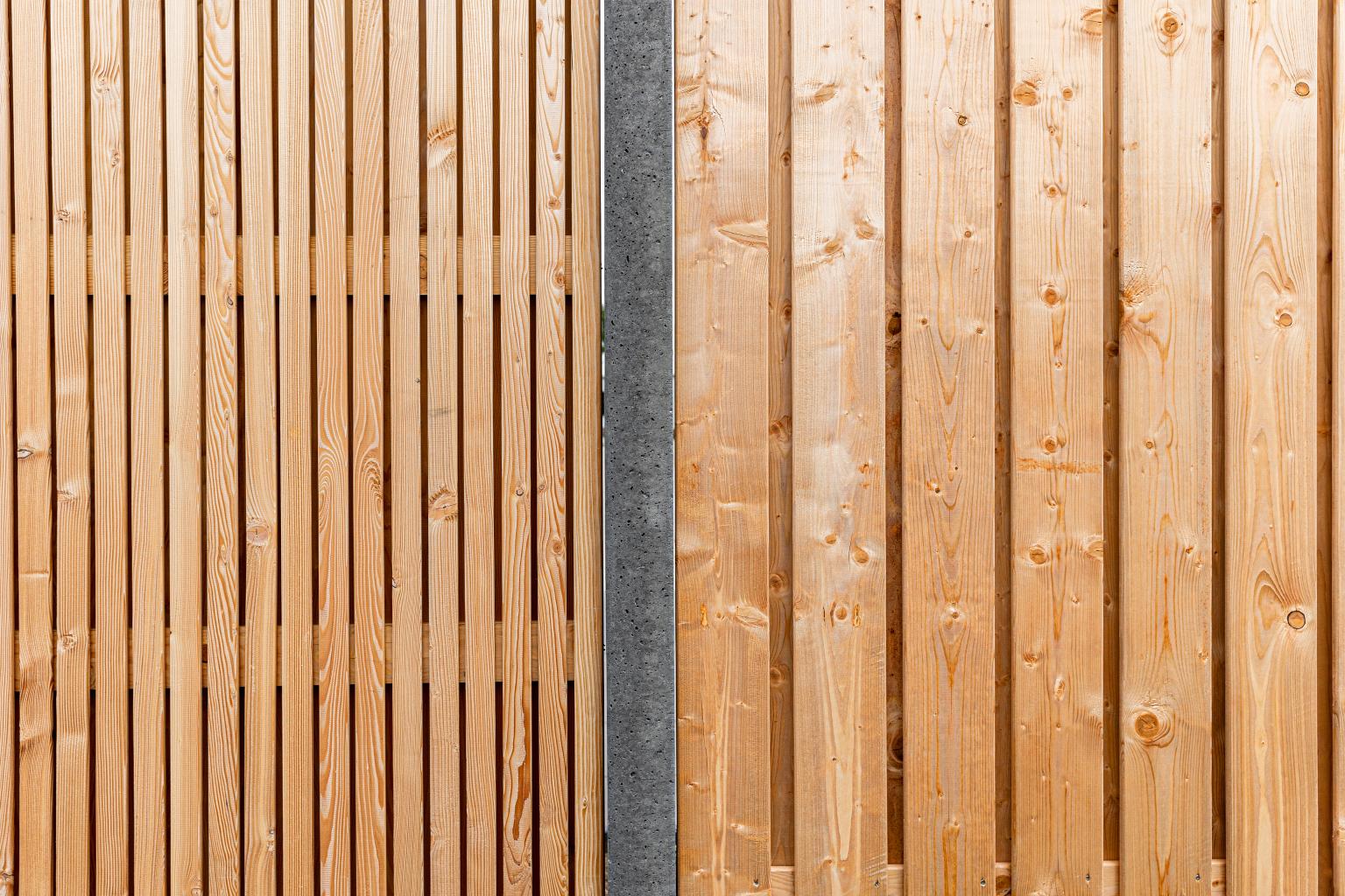 Stampbetonpaal met verticale tuinschermen