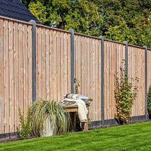 Red Class 21-planks scherm met glad antraciet betonpalen