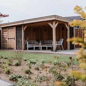 Overkapping met shutters en glazen schuifwand