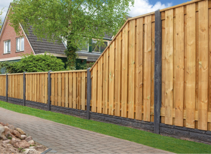 <p>Ben je bezig met het plaatsen of vervangen van je schutting en heb je nog tuinschermen nodig? Bij VEWO Tuin & Erf vind je houten tuinschermen in verschillende uitvoeringen, perfect om jouw erf of tuin netjes en stijlvol af te werken. Kies uit diverse houtsoorten zoals geïmpregneerd grenen, douglas of Red Class– allemaal van topkwaliteit. Ook in het aantal planken per scherm zit verschil: hoe meer planken, hoe meer privacy én stevigheid. Wat je ook kiest, bij ons ben je verzekerd van de beste materialen en een resultaat waar je jarenlang plezier van hebt.</p>
