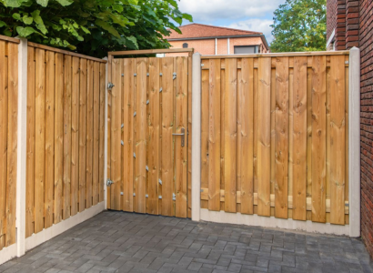 <p>Een goede poort of deur is de perfecte aanvulling op je hekwerk, of het nu gaat om een schuttingdeur of een poort bij een dubbelstaafmat hekwerk. Het biedt niet alleen toegang, maar zorgt ook voor extra veiligheid en privacy. Er zijn verschillende opties beschikbaar, van klassieke houten deuren tot stevige metalen poorten. Je kunt de poorten in verschillende maten en stijlen vinden, zodat ze altijd bij je tuin of terrein passen. Of je nu op zoek bent naar een praktische oplossing of juist een stijlvolle toevoeging, een goed gekozen poort maakt het geheel compleet.</p>
