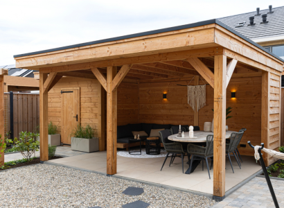<p>Een houten overkapping op maat maakt jouw tuin pas écht compleet. De modellen hieronder zijn puur ter inspiratie – bij ons stel je jouw overkapping helemaal samen zoals jij dat wilt. Of je nu zelf aan de slag gaat met een compleet bouwpakket of kiest voor montage door onze vakmensen, alles is mogelijk. Wil je persoonlijk advies of hulp bij het maken van de juiste keuze? Neem gerust contact met ons op of kom langs bij ons in Ane – we denken graag met je mee.</p>
