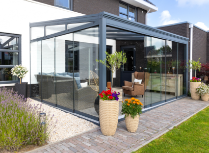 <p>Er zijn veel mogelijkheden voor een aluminium overkapping. Om je een beeld van onze modellen te kunnen geven lichten we hieronder een aantal uit. Heb je interesse in een aluminium overkapping? Neem dan vooral contact op, we denken graag met je mee.</p>
