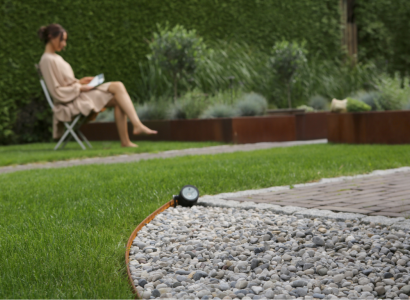 <p>Kantopsluiting wordt gebruikt voor het afgrenzen van verschillende onderdelen van een tuin. Zo wordt het bijvoorbeeld gebruikt om een gazon of looppad te omranden. Met een stalen kantopsluiting creëer je strakke lijnen en een robuuste uitstraling. Je kunt de stalen kantopsluitingen zowel recht als in organische vormen verwerken.</p>
