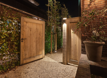 <p>Buitenverlichting is dé manier om sfeer, veiligheid én stijl toe te voegen aan je tuin of erf. Of je nu het tuinpad wilt verlichten, een boom wilt uitlichten of extra zicht rondom het terras wilt creëren – met goede buitenlampen maak je van elke tuin een verlengstuk van je woning. De led buitenverlichting van <strong>Suslight</strong> is daarbij een slimme en duurzame keuze. Deze armaturen zijn niet alleen energiezuinig en van hoogwaardige kwaliteit, maar ook gemaakt van gerecyclede materialen. Zo geniet je jarenlang van sfeervolle, betrouwbare verlichting én draag je een steentje bij aan een groenere wereld.</p>
