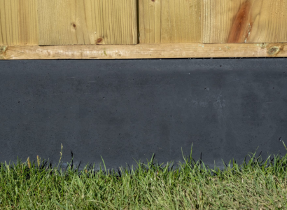 <p>Wil je jouw schutting extra stevig én duurzaam maken? Dan zijn betonnen onderplaten onmisbaar. Deze platen zorgen ervoor dat houten tuinschermen geen direct contact maken met de grond, waardoor je schutting beter beschermd is tegen vocht, vuil en houtrot. Verkrijgbaar in verschillende kleuren en motieven – van glad grijs tot antraciet met steenmotief – voor een uitstraling die perfect past bij jouw tuin. Combineer ze met onze betonpalen en houten schermen voor een complete hout-beton schutting. Altijd van topkwaliteit, en natuurlijk ook leverbaar inclusief plaatsing.</p>

