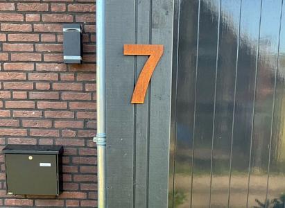 <p>Op zoek naar een huisnummer met een robuuste en unieke uitstraling? Met een <strong>cortenstalen huisnummer</strong> voeg je direct karakter toe aan je woning, poer of schutting. Het roestbruine patina van cortenstaal ontwikkelt zich op natuurlijke wijze en maakt elk nummer uniek. Duurzaam, onderhoudsvrij en perfect passend bij zowel moderne als landelijke tuinen.</p>

<p>Ontdek onze collectie cortenstalen huisnummers – stijlvol, sterk en direct uit voorraad leverbaar bij VEWO Tuin & Erf.</p>
