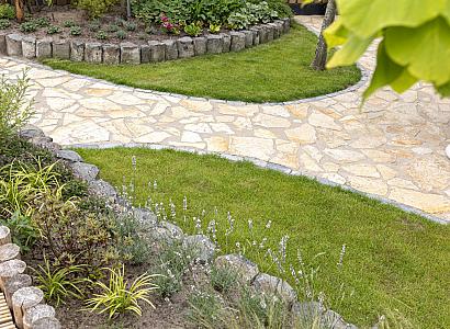 <p><strong>Flagstones </strong>zijn natuurstenen platen met een unieke, onregelmatige vorm – perfect om van jouw tuin iets bijzonders te maken. Ze geven een <strong>mediterrane sfeer</strong> aan je terras, tuinpad of vijverrand. Omdat geen enkele steen hetzelfde is, ontstaat er altijd een speels en levendig patroon. Flagstones zijn niet alleen prachtig, maar ook bijzonder duurzaam en geschikt voor intensief gebruik. Bij VEWO Tuin & Erf vind je een ruim aanbod flagstones in verschillende kleuren, diktes en afwerkingen.</p>

<p><strong>Let op: op dit moment hebben wij nog niet alle producten in onze webshop staan. Ben je op zoek naar iets? Neem dan contact op of kom langs om te ontdekken wat wij allemaal nog meer hebben.</strong></p>
