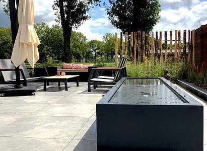 <p>Een watertafel is strak, stil en opvallend in z’n eenvoud. Het rustige wateroppervlak brengt balans in je tuin, zonder dat het de aandacht opeist. De tafel is gemaakt van hoogwaardig staal en verkrijgbaar in verschillende kleuren, passend bij jouw stijl. Geen onderhoud, geen gedoe – gewoon een krachtig ontwerp dat jarenlang meegaat. Een subtiel statement voor elke buitenruimte.</p>

<p><strong>Let op: op dit moment hebben wij nog niet alle producten in onze webshop staan. Ben je op zoek naar iets? Neem dan contact op of kom langs om te ontdekken wat wij allemaal nog meer hebben.</strong></p>
