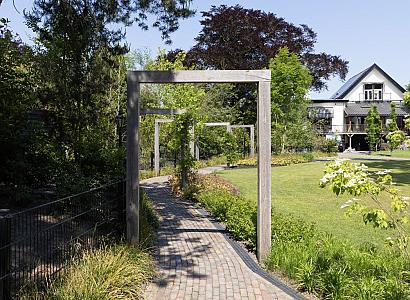 <p>Een <strong>pergola </strong>is niet zomaar een tuinelement – het is de eyecatcher die jouw buitenruimte afmaakt. Of je nu gaat voor het warme karakter van vuren of Douglas hout, of juist voor de strakke lijnen van staal: een pergola geeft je tuin sfeer, structuur en stijl. Hout brengt gezelligheid en leeft mee met de seizoenen, terwijl staal minimalistisch is en weinig onderhoud vraagt. Het is de perfecte basis voor klimplanten, schaduwdoeken of sfeerverlichting. En misschien wel het mooiste: je bepaalt zelf hoe groots je het aanpakt.</p>
