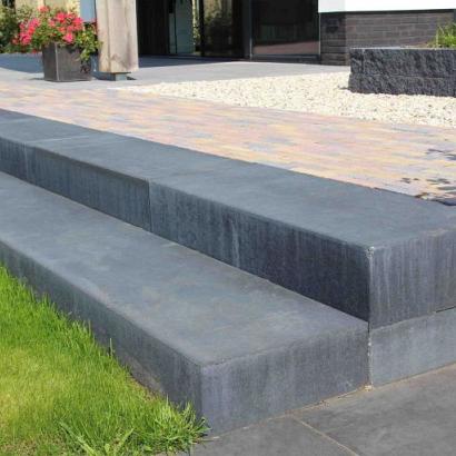 Traptrede massief 18x40x100cm Zwart
