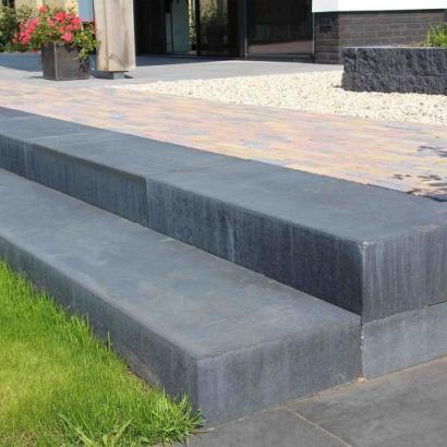 Traptrede massief 18x40x100cm Zwart