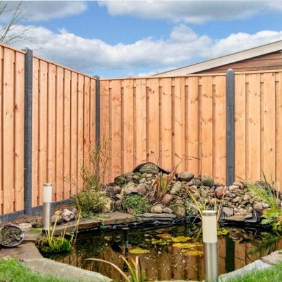 Red Class 21-planks scherm met glad antraciet betonpalen