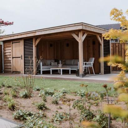 Overkapping met shutters en glazen schuifwand