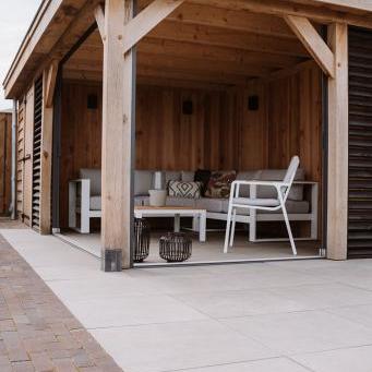 Overkapping met shutters en glazen schuifwand