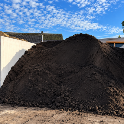 Zwarte grond losgestort per kuub